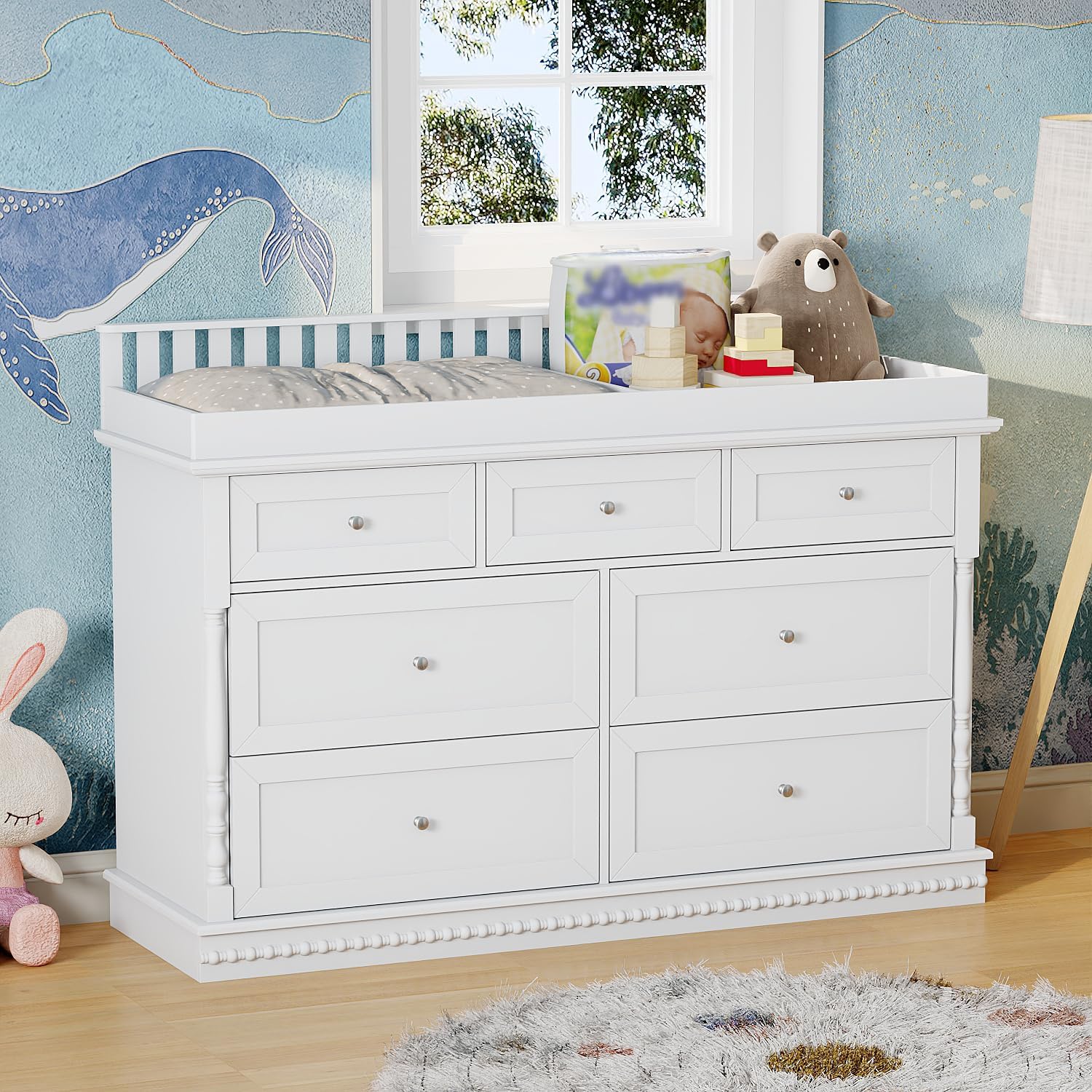 Baby Nursery Dresser Changing Table - 56.5インチベビーおむつ交換台付きドレッサー、取り外し可能な交換台、ホワイト、大型、保育園用おむつ交換ステーション、7つの収納引き出し、モダンな子供用家具