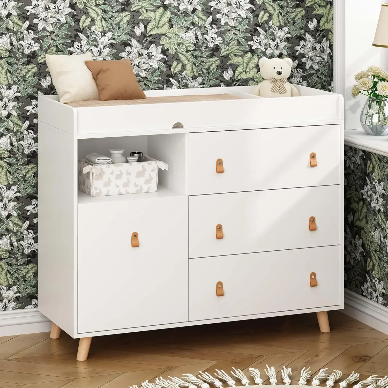 Baby Nursery Dresser Changing Table - ベビー用チェスト兼おむつ替え台、引き出しと棚付き、隠しランドリーバスケット収納、2 in 1の乳幼児用ナーサリーチェスト